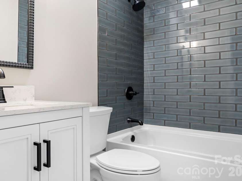 13121 Graymist Drive, Charlotte, NC 28215.  MLS# CAR4412376, YatesRealty ID 44990. 