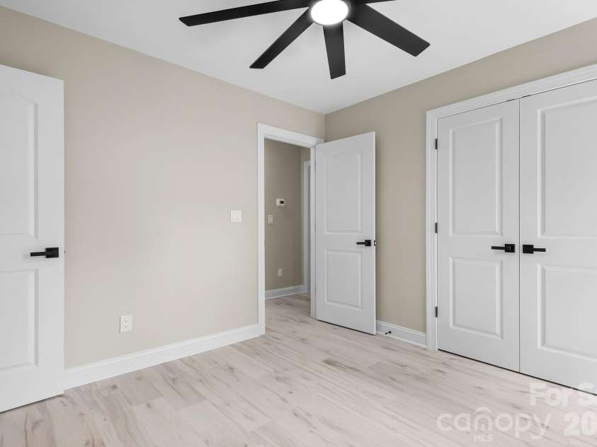13121 Graymist Drive, Charlotte, NC 28215.  MLS# CAR4412376, YatesRealty ID 44990. 