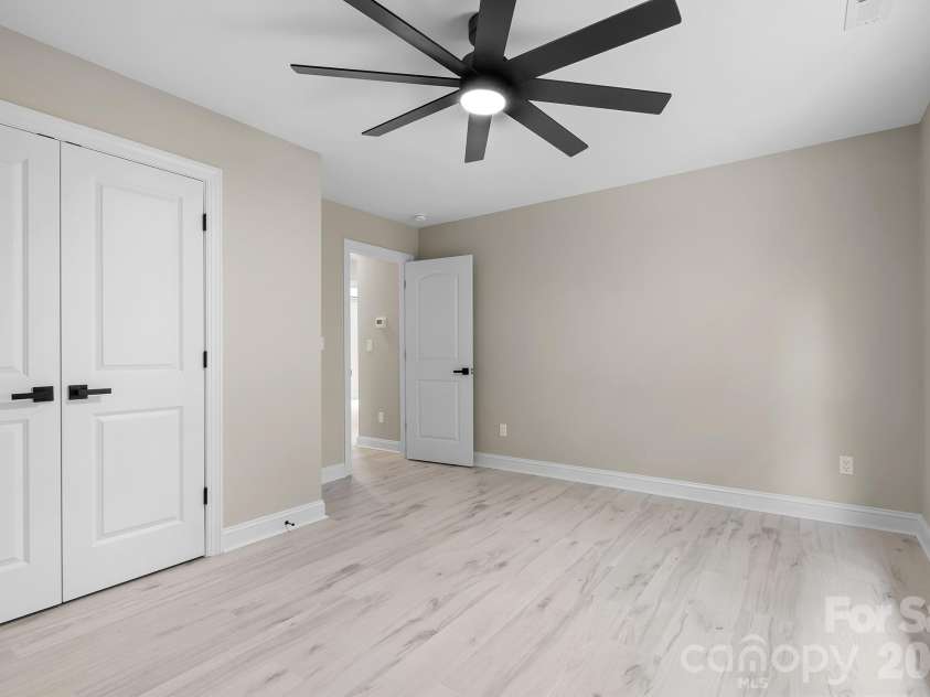 13121 Graymist Drive, Charlotte, NC 28215.  MLS# CAR4412376, YatesRealty ID 44990. 