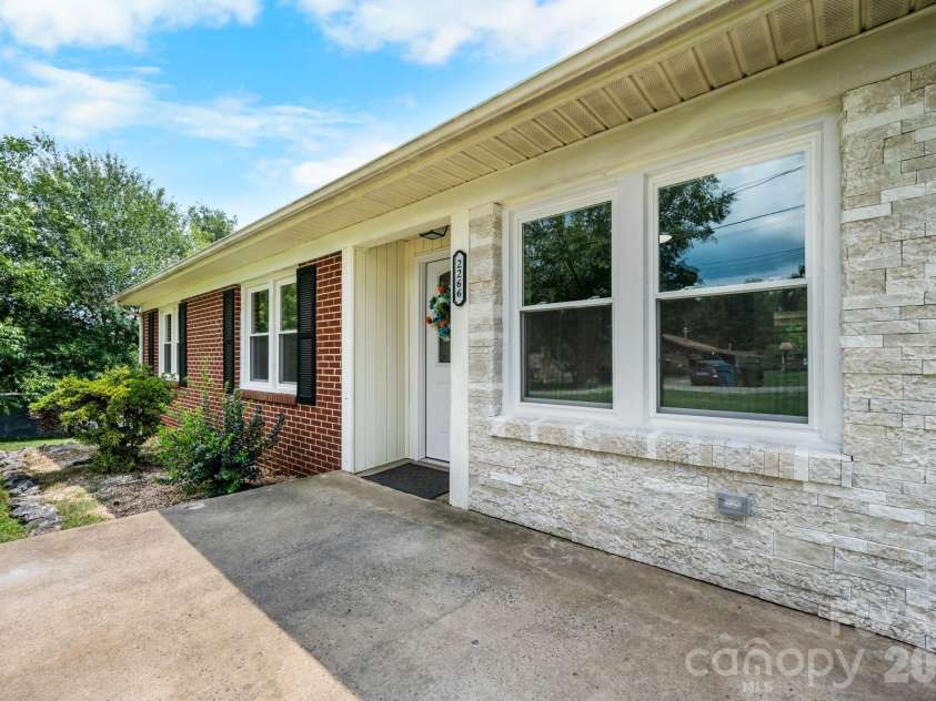2266 9th Avenue Drive, Hickory, NC 28601.  MLS# CAR4413644, YatesRealty ID 44992. 