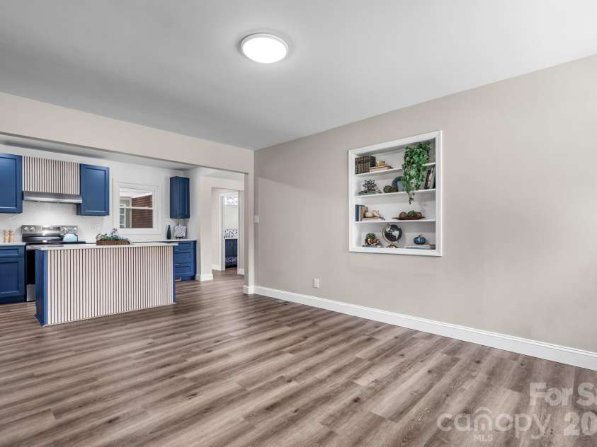 2266 9th Avenue Drive, Hickory, NC 28601.  MLS# CAR4413644, YatesRealty ID 44992. 