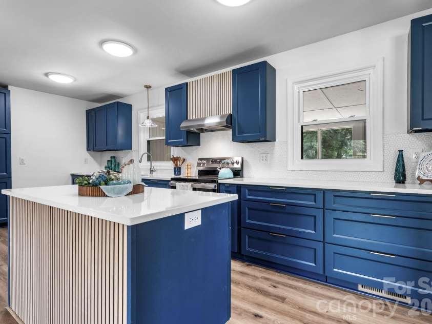 2266 9th Avenue Drive, Hickory, NC 28601.  MLS# CAR4413644, YatesRealty ID 44992. 