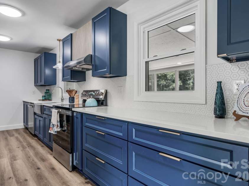 2266 9th Avenue Drive, Hickory, NC 28601.  MLS# CAR4413644, YatesRealty ID 44992. 
