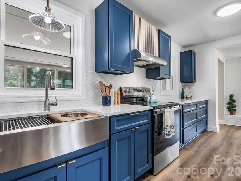 2266 9th Avenue Drive, Hickory, NC 28601.  MLS# CAR4413644, YatesRealty ID 44992. 