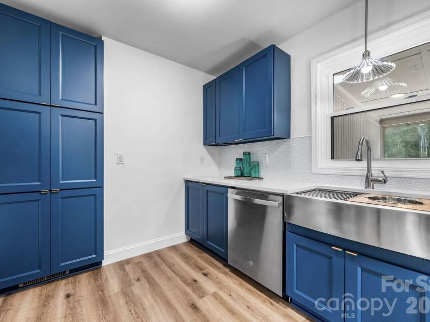2266 9th Avenue Drive, Hickory, NC 28601.  MLS# CAR4413644, YatesRealty ID 44992. 