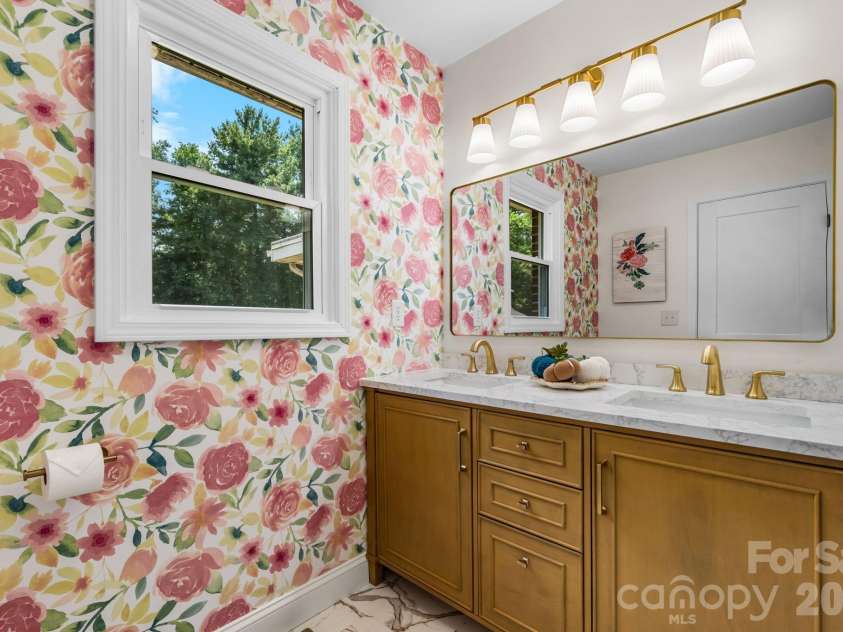 2266 9th Avenue Drive, Hickory, NC 28601.  MLS# CAR4413644, YatesRealty ID 44992. 
