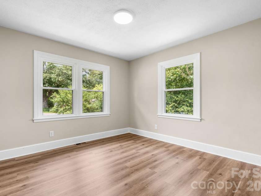 2266 9th Avenue Drive, Hickory, NC 28601.  MLS# CAR4413644, YatesRealty ID 44992. 