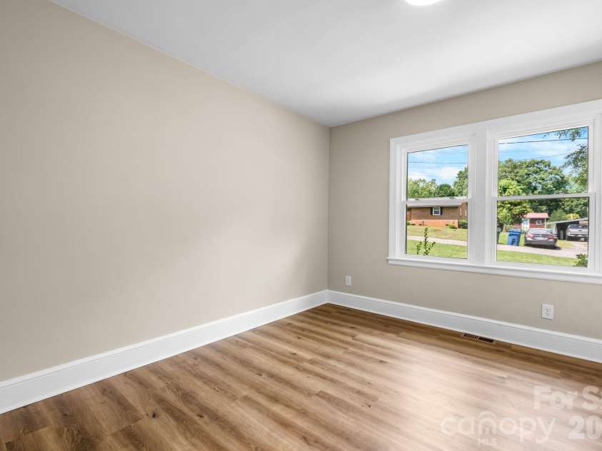 2266 9th Avenue Drive, Hickory, NC 28601.  MLS# CAR4413644, YatesRealty ID 44992. 