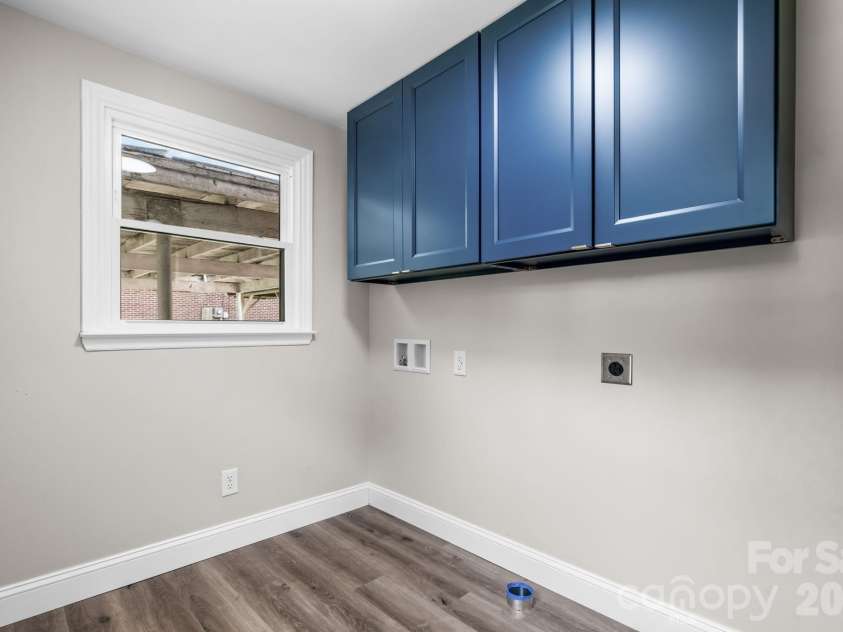 2266 9th Avenue Drive, Hickory, NC 28601.  MLS# CAR4413644, YatesRealty ID 44992. 