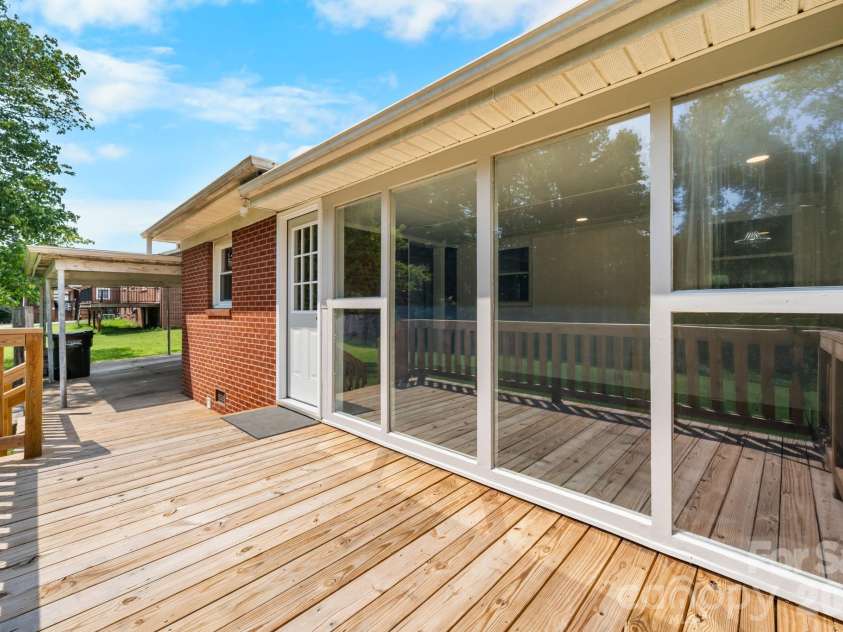 2266 9th Avenue Drive, Hickory, NC 28601.  MLS# CAR4413644, YatesRealty ID 44992. 