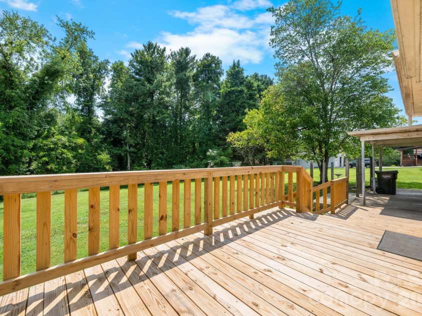 2266 9th Avenue Drive, Hickory, NC 28601.  MLS# CAR4413644, YatesRealty ID 44992. 