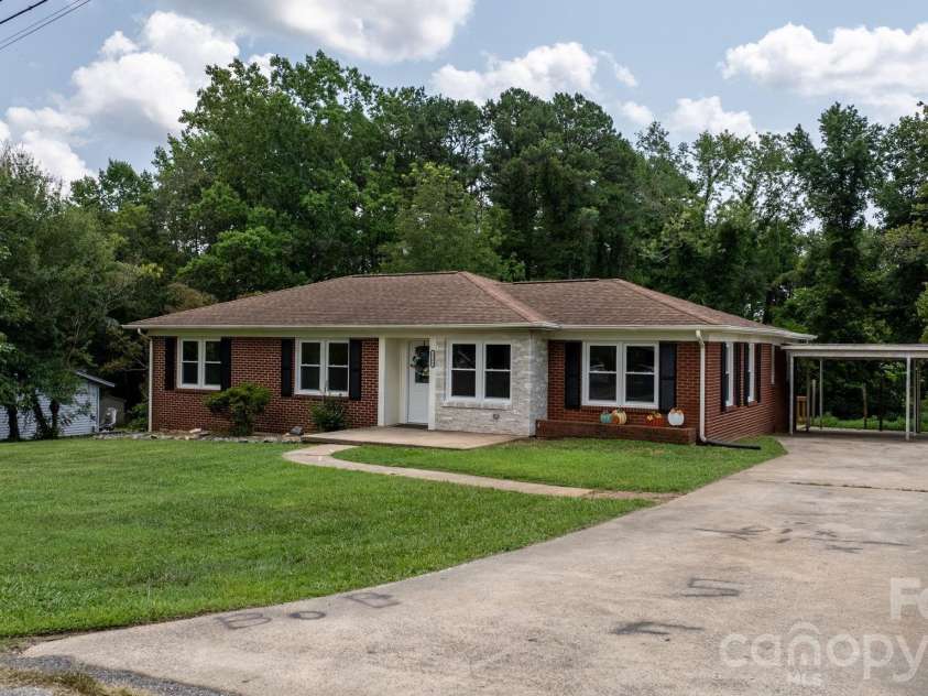 2266 9th Avenue Drive, Hickory, NC 28601.  MLS# CAR4413644, YatesRealty ID 44992. 