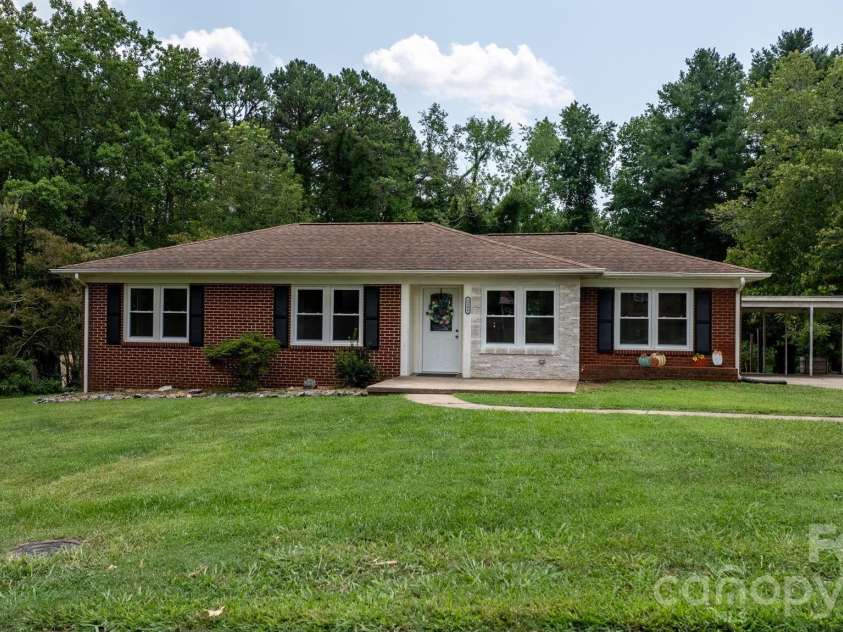 2266 9th Avenue Drive, Hickory, NC 28601.  MLS# CAR4413644, YatesRealty ID 44992. 