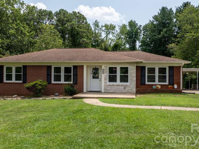 2266 9th Avenue Drive, Hickory, NC 28601.  MLS# CAR4413644, YatesRealty ID 44992. 