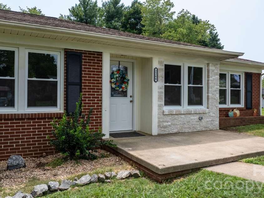2266 9th Avenue Drive, Hickory, NC 28601.  MLS# CAR4413644, YatesRealty ID 44992. 