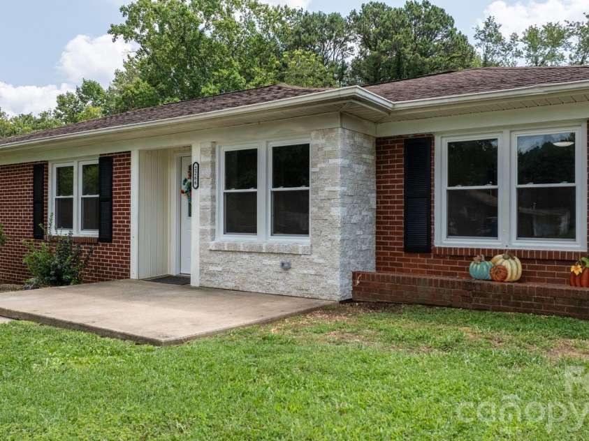 2266 9th Avenue Drive, Hickory, NC 28601.  MLS# CAR4413644, YatesRealty ID 44992. 