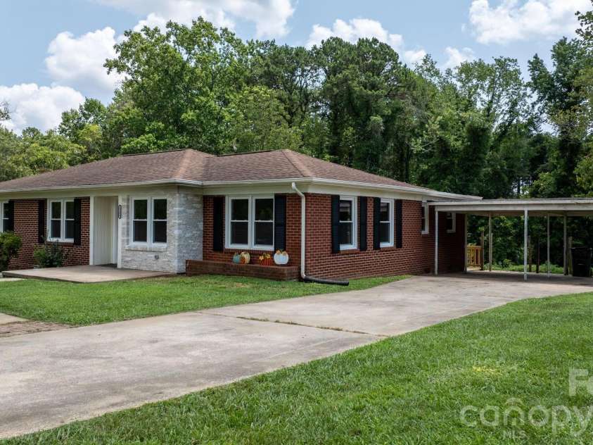 2266 9th Avenue Drive, Hickory, NC 28601.  MLS# CAR4413644, YatesRealty ID 44992. 