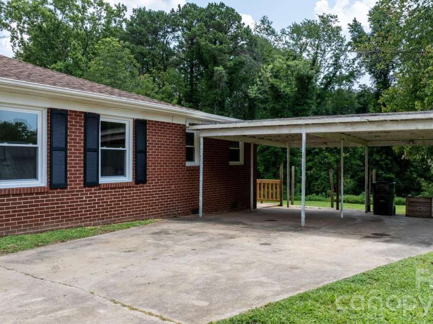 2266 9th Avenue Drive, Hickory, NC 28601.  MLS# CAR4413644, YatesRealty ID 44992. 