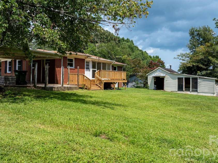2266 9th Avenue Drive, Hickory, NC 28601.  MLS# CAR4413644, YatesRealty ID 44992. 