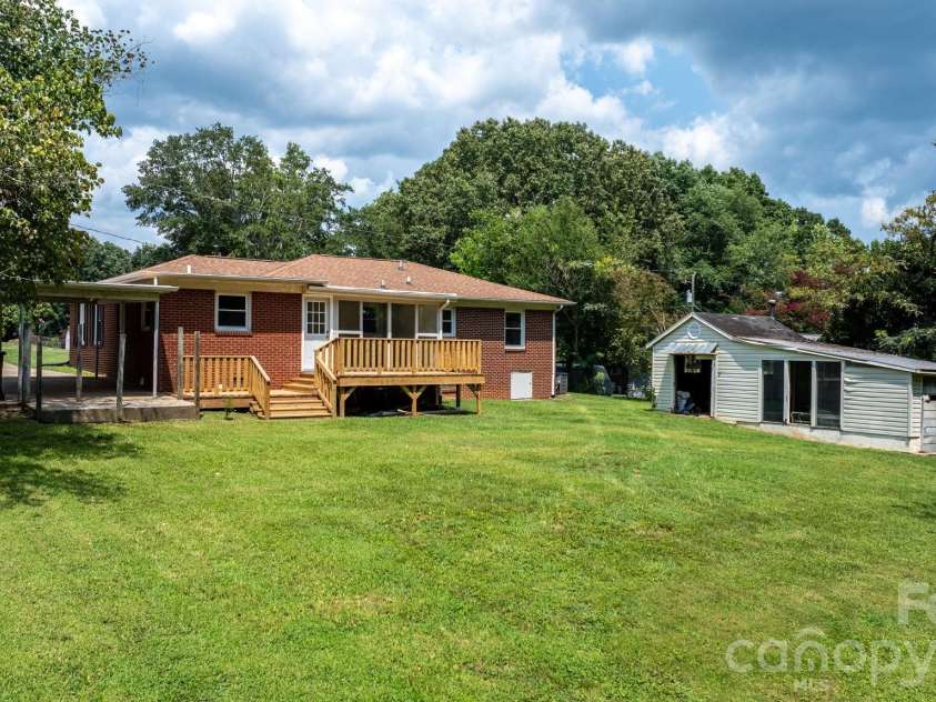 2266 9th Avenue Drive, Hickory, NC 28601.  MLS# CAR4413644, YatesRealty ID 44992. 