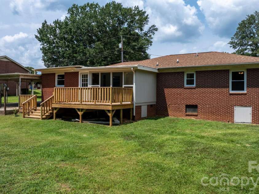 2266 9th Avenue Drive, Hickory, NC 28601.  MLS# CAR4413644, YatesRealty ID 44992. 