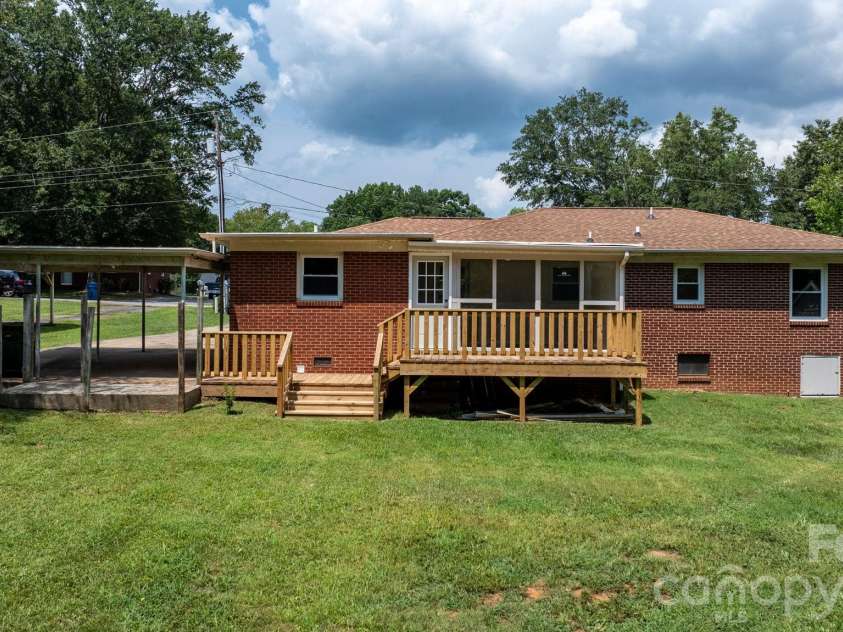 2266 9th Avenue Drive, Hickory, NC 28601.  MLS# CAR4413644, YatesRealty ID 44992. 