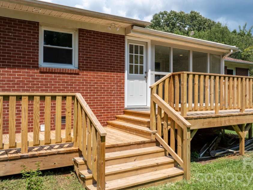 2266 9th Avenue Drive, Hickory, NC 28601.  MLS# CAR4413644, YatesRealty ID 44992. 