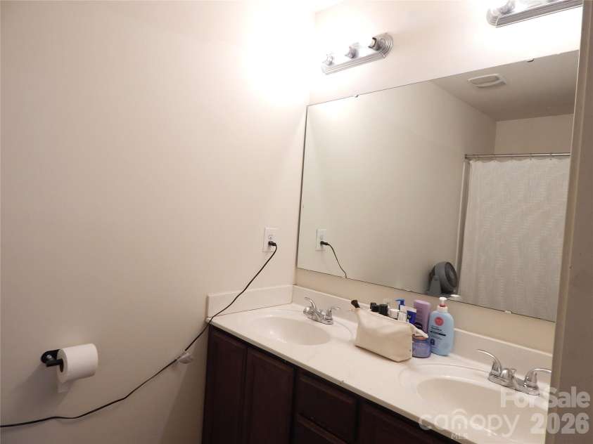 832 Chevelle Drive, Statesville, NC 28677.  MLS# CAR4415573, YatesRealty ID 44993. Primary Bath
