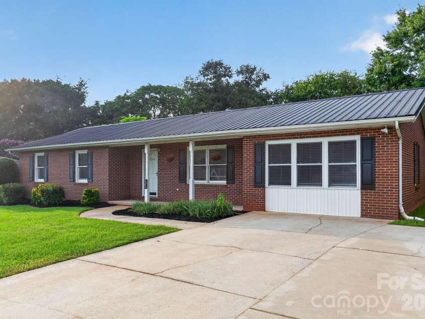 2504 Ashford Drive, Newton, NC 28658.  MLS# CAR4415630, YatesRealty ID 44994. 