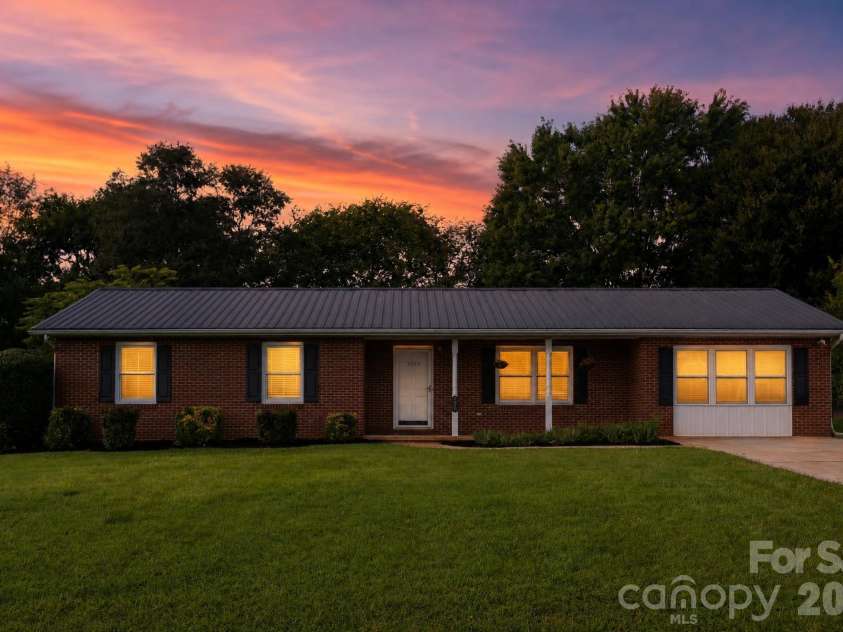 2504 Ashford Drive, Newton, NC 28658.  MLS# CAR4415630, YatesRealty ID 44994. 