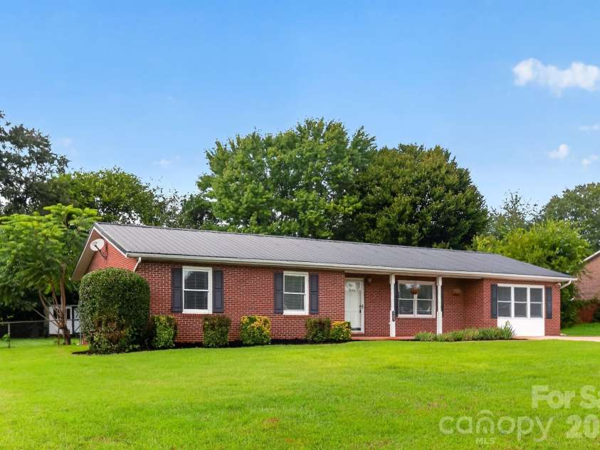2504 Ashford Drive, Newton, NC 28658.  MLS# CAR4415630, YatesRealty ID 44994. 