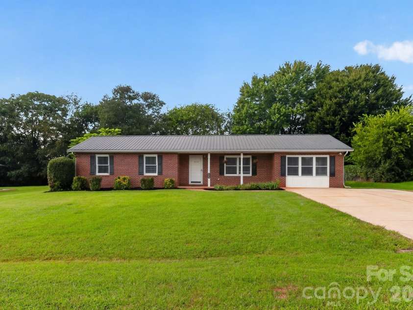 2504 Ashford Drive, Newton, NC 28658.  MLS# CAR4415630, YatesRealty ID 44994. 