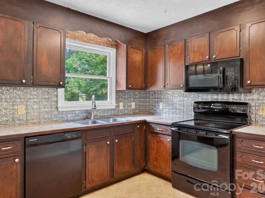2504 Ashford Drive, Newton, NC 28658.  MLS# CAR4415630, YatesRealty ID 44994. 