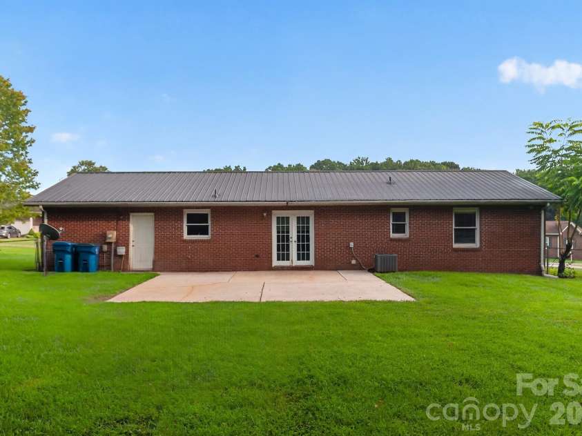 2504 Ashford Drive, Newton, NC 28658.  MLS# CAR4415630, YatesRealty ID 44994. 