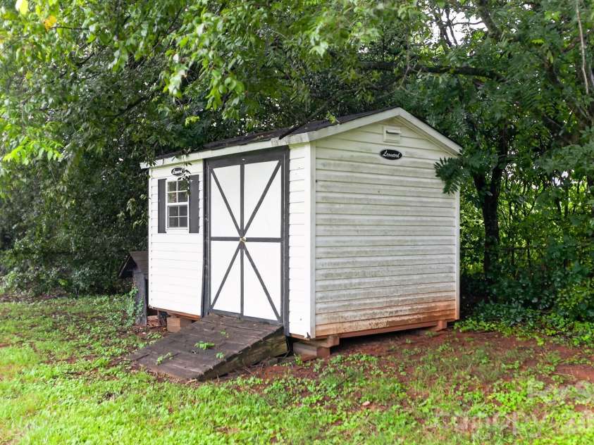 2504 Ashford Drive, Newton, NC 28658.  MLS# CAR4415630, YatesRealty ID 44994. 