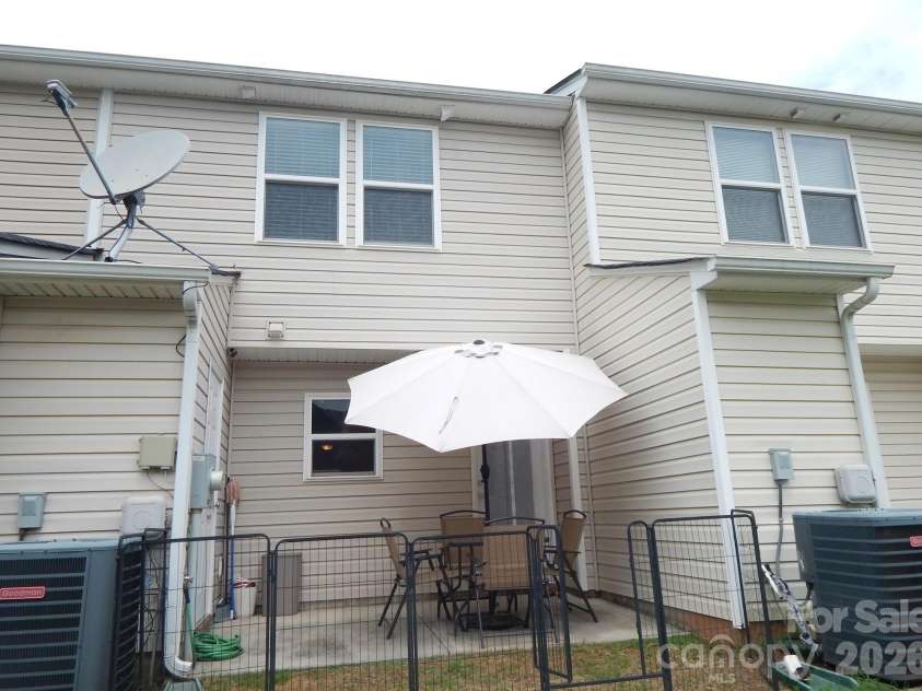 811 Chevelle Drive, Statesville, NC 28677.  MLS# CAR4415422, YatesRealty ID 44996. 
