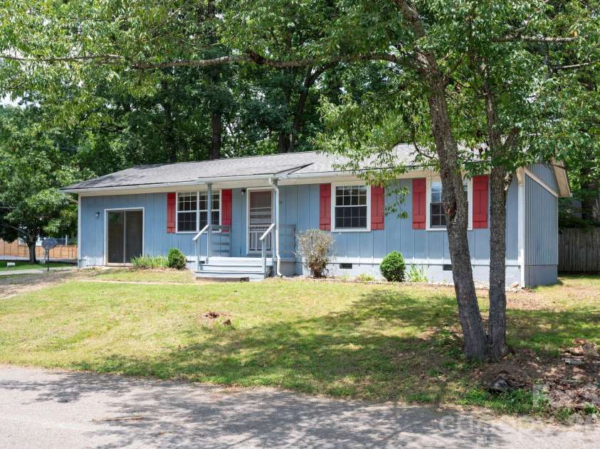 400 Hiawassee Avenue, Black Mountain, NC 28711.  MLS# CAR4408888, YatesRealty ID 44998. 