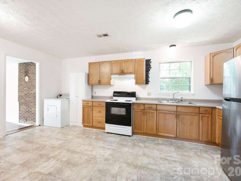 400 Hiawassee Avenue, Black Mountain, NC 28711.  MLS# CAR4408888, YatesRealty ID 44998. 