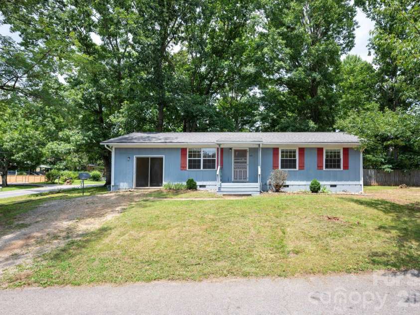 400 Hiawassee Avenue, Black Mountain, NC 28711.  MLS# CAR4408888, YatesRealty ID 44998. 