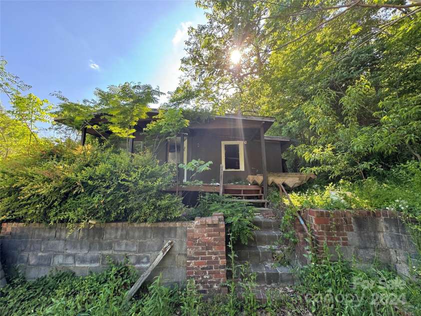 194 Shady Creek Lane, Thomasville, NC 27360.  MLS# CAR4137479, YatesRealty ID 450. 