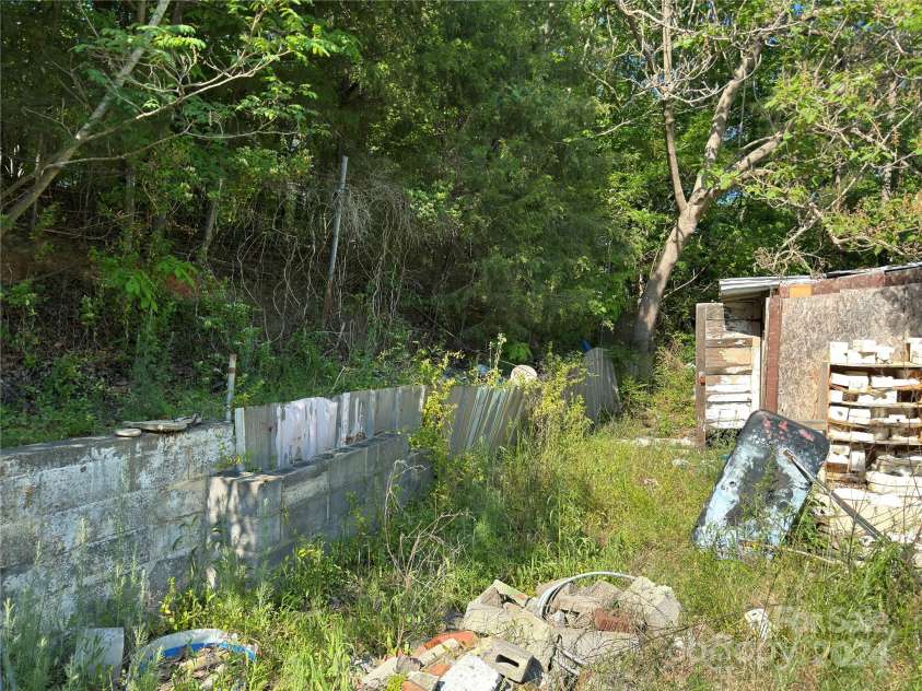 194 Shady Creek Lane, Thomasville, NC 27360.  MLS# CAR4137479, YatesRealty ID 450. 