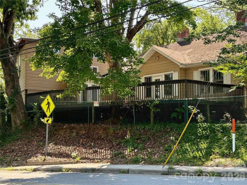 40 Brownwood Avenue, Asheville, NC 28806.  MLS# CAR4276720, YatesRealty ID 4500. 
