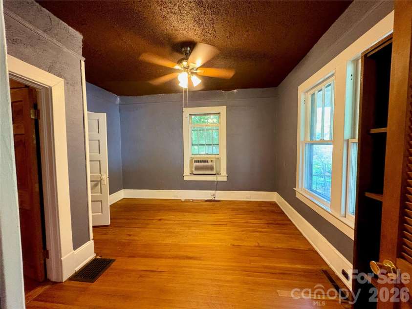 40 Brownwood Avenue, Asheville, NC 28806.  MLS# CAR4276720, YatesRealty ID 4500. 