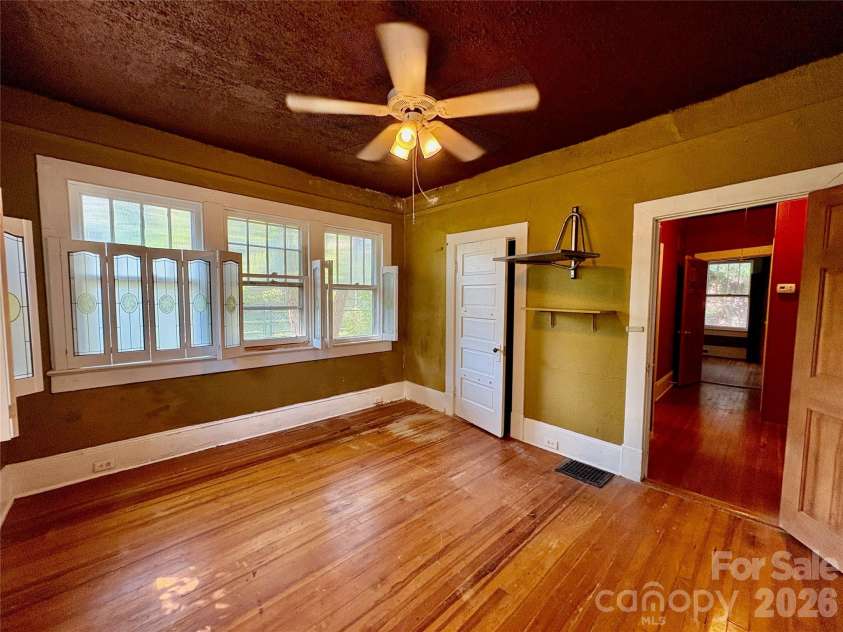 40 Brownwood Avenue, Asheville, NC 28806.  MLS# CAR4276720, YatesRealty ID 4500. 