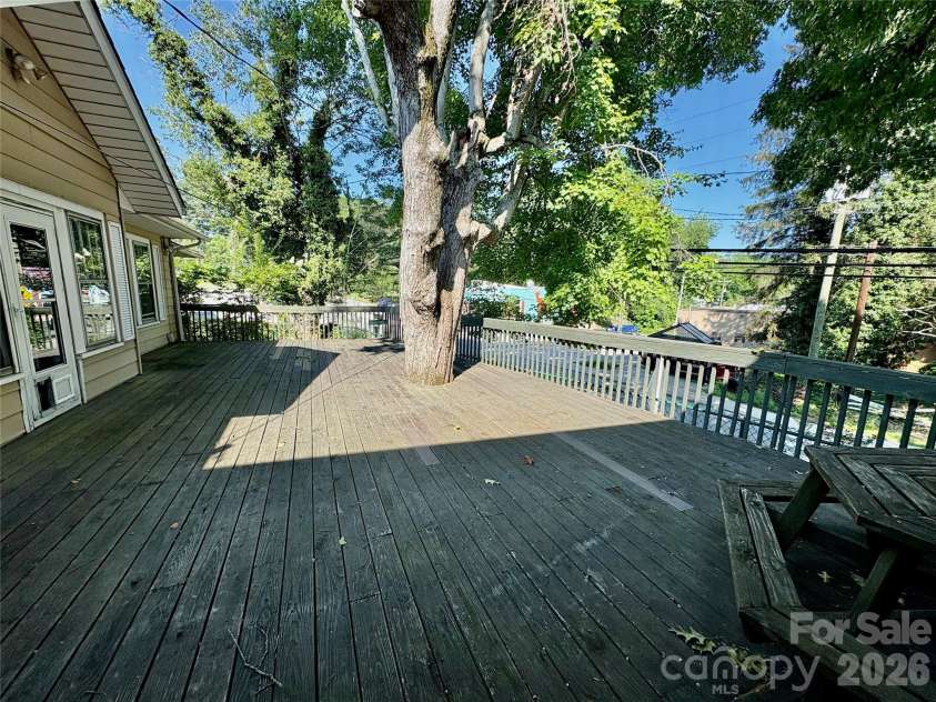 40 Brownwood Avenue, Asheville, NC 28806.  MLS# CAR4276720, YatesRealty ID 4500. 
