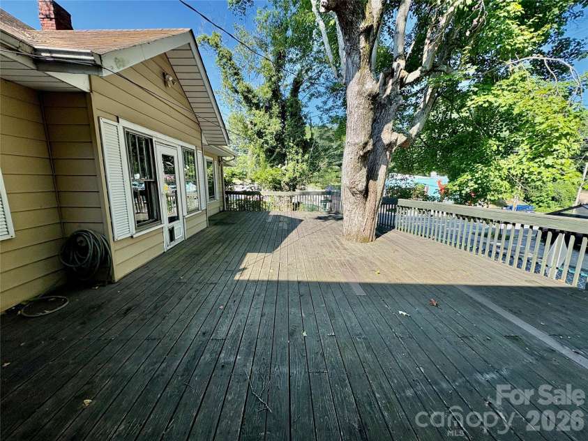 40 Brownwood Avenue, Asheville, NC 28806.  MLS# CAR4276720, YatesRealty ID 4500. 