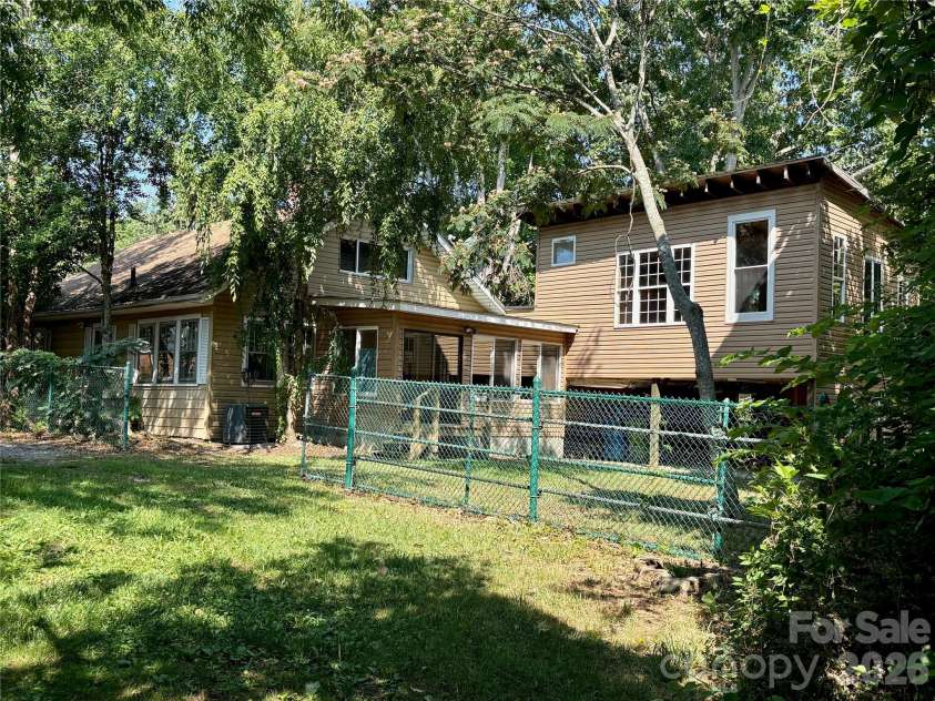 40 Brownwood Avenue, Asheville, NC 28806.  MLS# CAR4276720, YatesRealty ID 4500. 