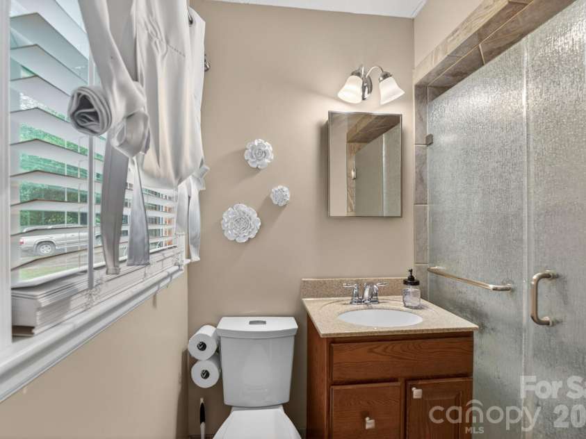 1172 Rainbow Circle, Catawba, SC 29704.  MLS# CAR4387808, YatesRealty ID 45000. Primary Bath