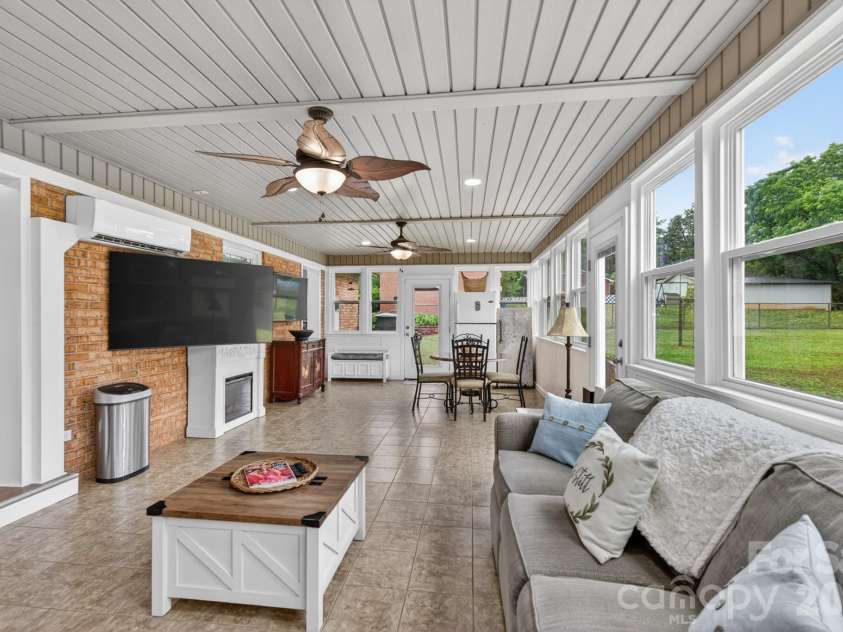 1172 Rainbow Circle, Catawba, SC 29704.  MLS# CAR4387808, YatesRealty ID 45000. Sunroom