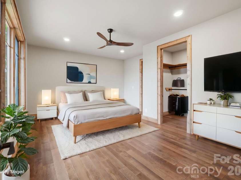 761 Foxfire Drive, Banner Elk, NC 28604.  MLS# CAR4415541, YatesRealty ID 45002. Owner’s retreat designed for privacy with a bright, comfortable layout.